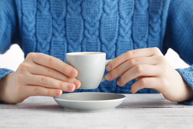 Mädchen trinken Espressokaffee von der kleinen Tasse