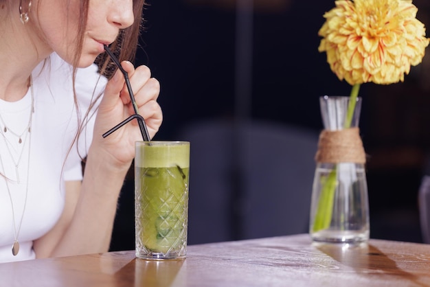 Mädchen trinken gesunde frische Cocktails im modernen Café