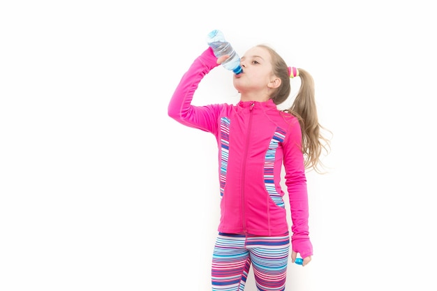 Mädchen trinken Wasser aus der Flasche