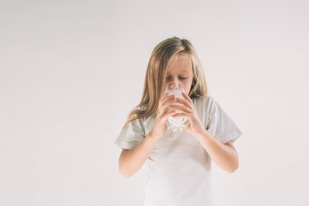 Mädchen trinkt frisches Glas Milch