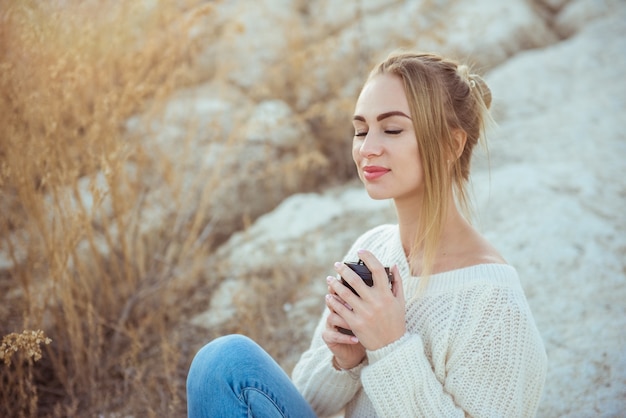 Mädchen trinkt Kaffee auf der Natur