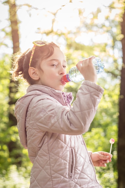 Mädchen Trinkwasser