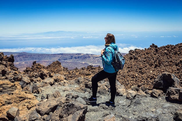 Mädchen über den Wolken auf dem Gipfel des Vulkans Teide Teneriffa Kanaren Spanien