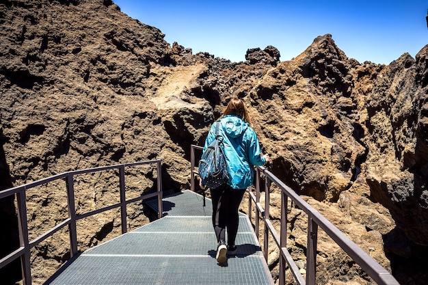 Mädchen über den Wolken auf dem Gipfel des Vulkans Teide Teneriffa Kanaren Spanien