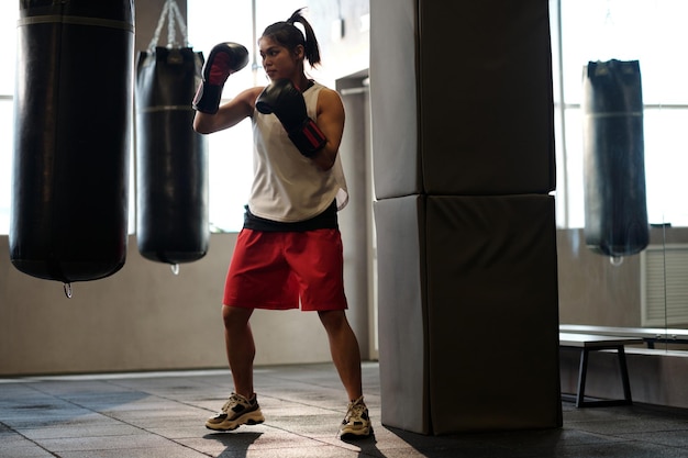 Mädchen übt Verteidigungsübungen im Fitnessstudio