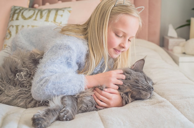 Mädchen umarmen ihre Katze