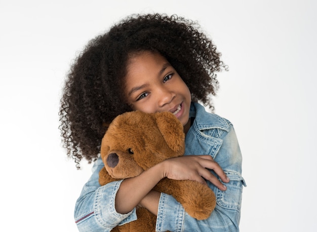 Mädchen umarmen Teddybär flauschig niedlich