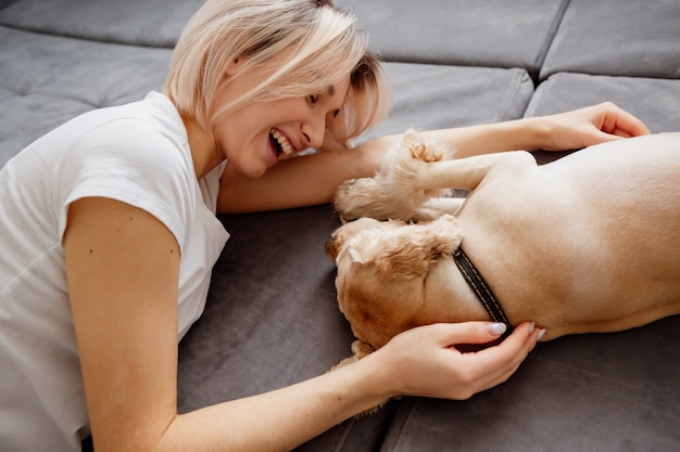 Mädchen und ein hund schlafen zusammen auf einem bett