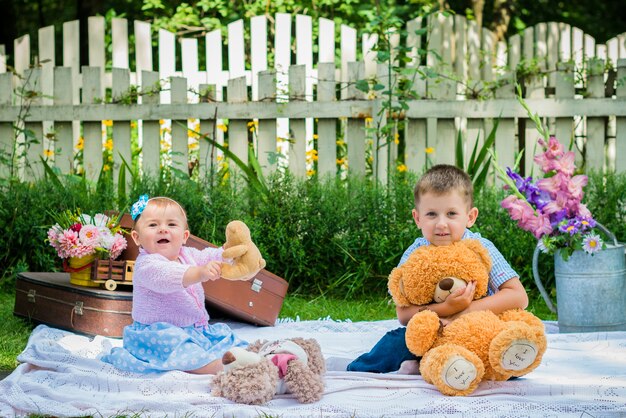 Mädchen und ein Junge im Garten