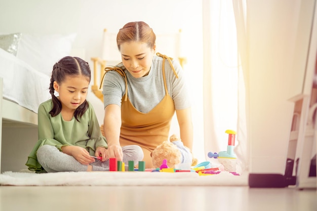 Mädchen und Frau zu Hause