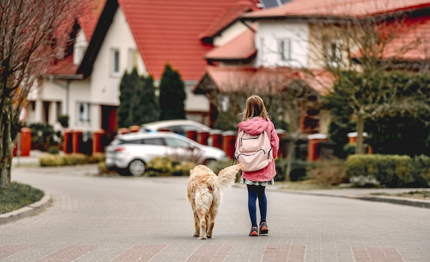 Mädchen und Golden Retriever-Hund