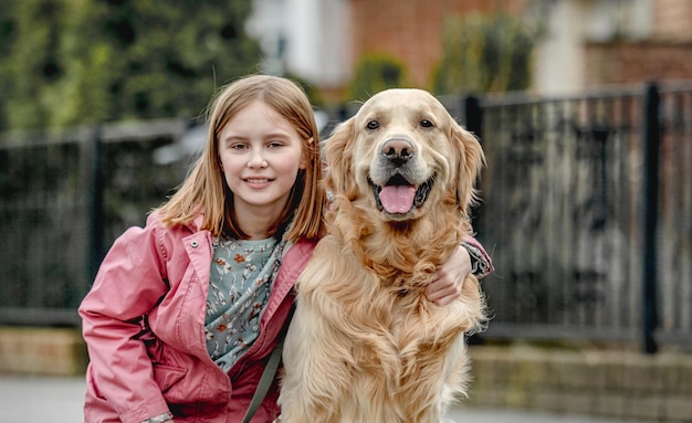 Mädchen und Golden Retriever-Hund