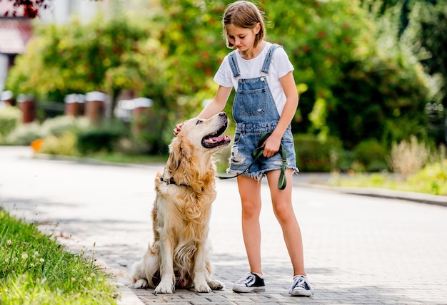 Mädchen und Golden Retriever-Hund