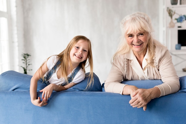 Foto mädchen und großmutter