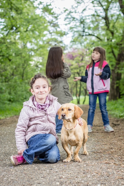 Mädchen und Hund im Park