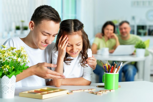 Mädchen und ihr Bruder studieren zusammen