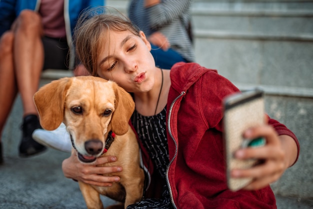 Mädchen und ihr Hund, die selfie nehmen