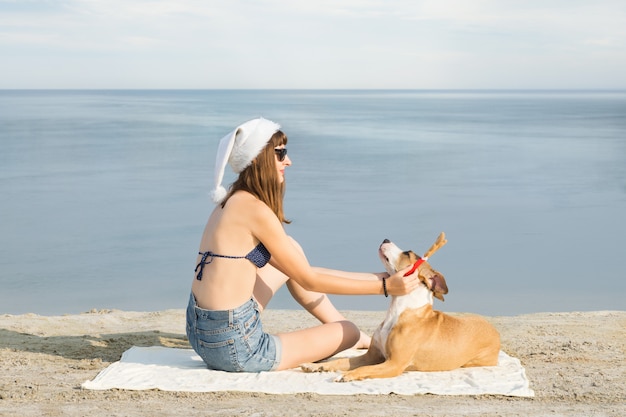 Mädchen und ihr Hund verbringen Weihnachtsferien am Meer