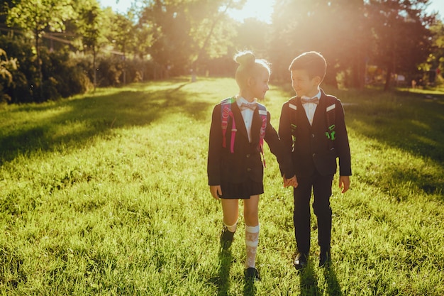 Mädchen und Junge in Schuluniform gekleidet