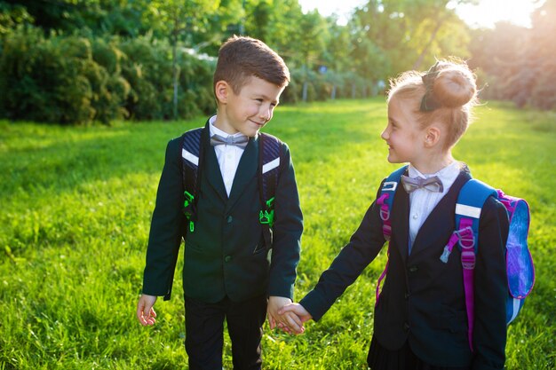 Mädchen und Junge in Schuluniform gekleidet