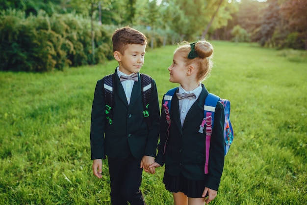 Mädchen und Junge in Schuluniform gekleidet