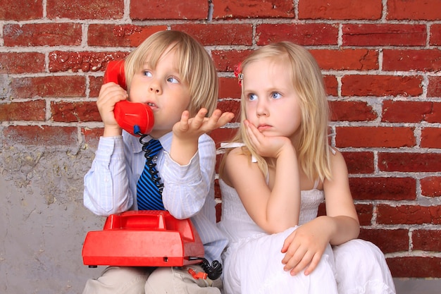 Mädchen und Junge mit dem Telefon. Beziehung und Kommunikation