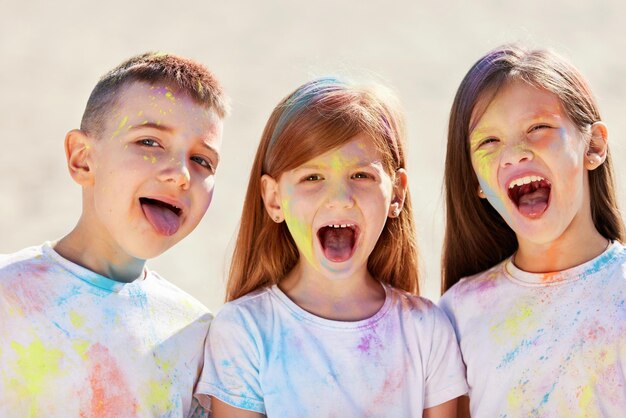 Mädchen und Jungen feiern das indische Holi-Fest