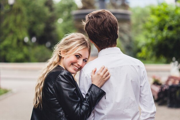 Mädchen und Mann gehen in den Park