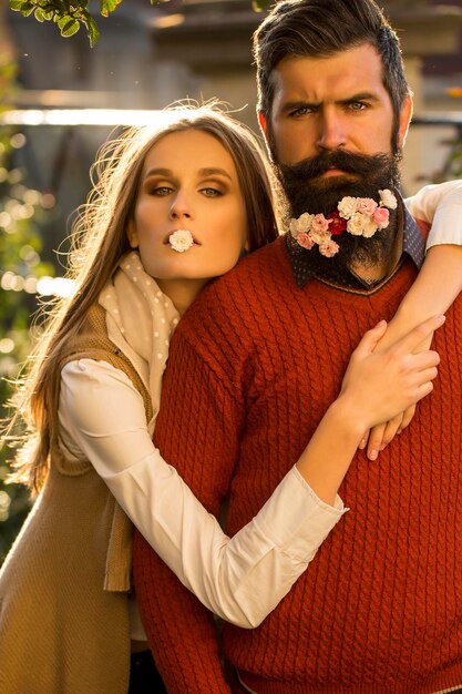 Mädchen und Mann mit Blumen am Bart
