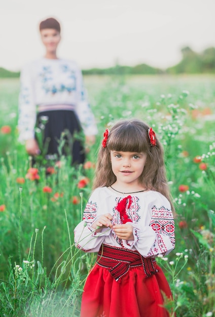 Mädchen und Mutter in ukrainischer Nationalkleidung auf dem Feld