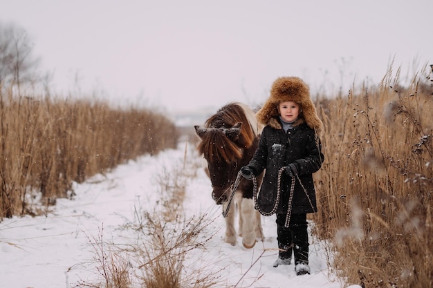 Mädchen und Ponys im Winterschilf 3104