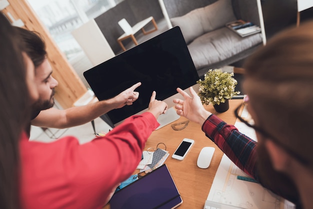 Mädchen und zwei Männer diskutieren, dass sie auf dem Display sehen