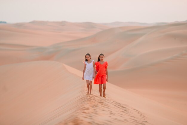 Mädchen unter Dünen in der Wüste Rub al-Khali in den Vereinigten Arabischen Emiraten