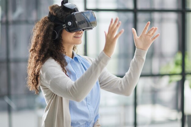Mädchen versucht, Objekte in der virtuellen Realität zu berühren