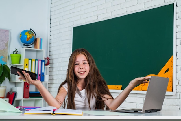 Mädchen von der Grundschule in der Klassenzimmerbildung