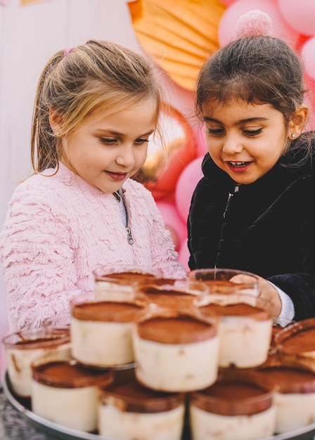 Mädchen vor einem Tablett voller individueller Tiramisu-Desserts