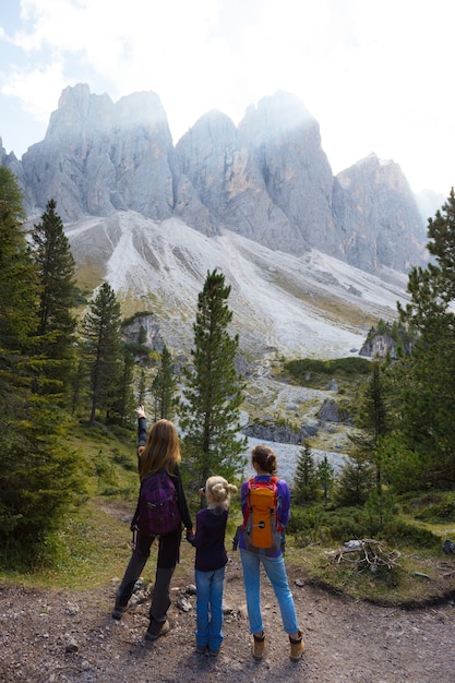 Mädchen-Wanderer, der die Tre Cime di Lavaredo ausruht und betrachtet. Dolomiten, Italien.