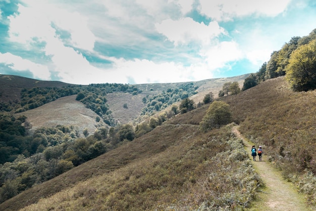 Mädchen wandern am Berghang