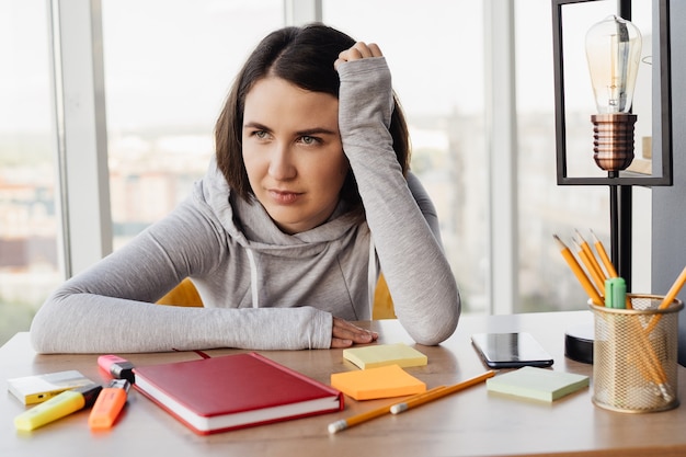 Foto mädchen war müde von der arbeit