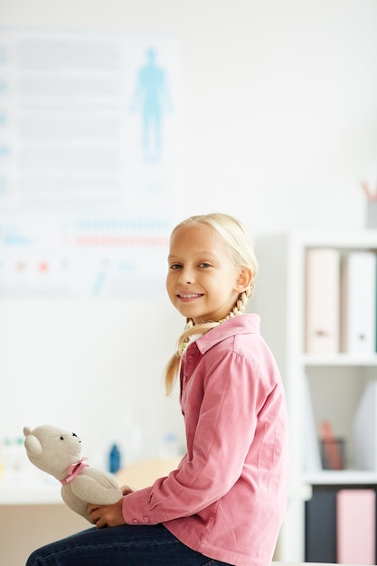 Mädchen wartet auf Kinderarzt