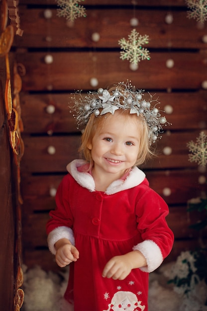 Mädchen wartet auf Weihnachtsgeschenke