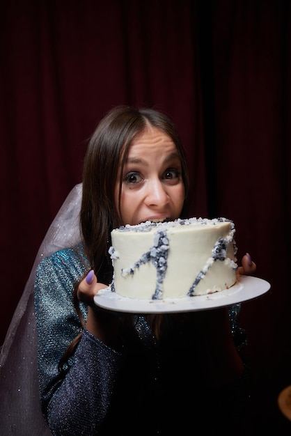 Mädchen will einen ganzen Kuchen essen