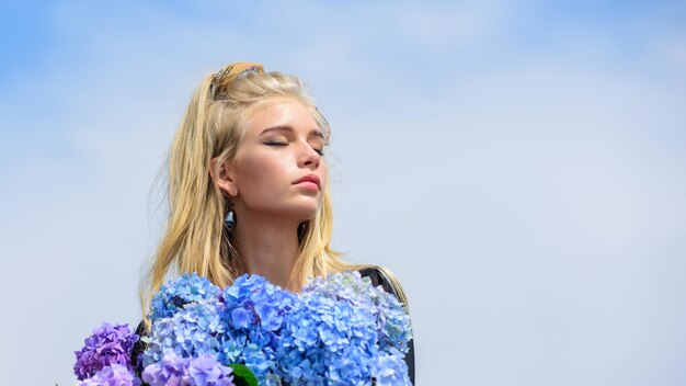 Mädchen zärtliches Modemodell halten Hortensienblumenstrauß Make-up und Modestil Modetrend Frühling Treffen Sie den Frühling mit neuem Parfümduft Blumen zärtlicher Duft Mode- und Schönheitsindustrie