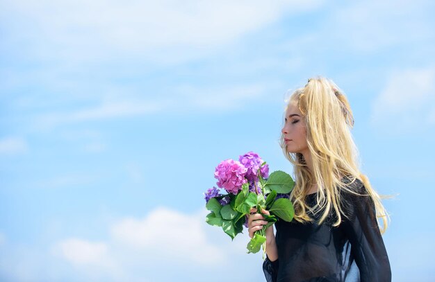 Mädchen zärtliches Modemodell halten Hortensienblumenstrauß Mode- und Schönheitsindustrie Treffen Sie den Frühling mit neuem Parfümduft Blumen zärtlicher Duft Make-up und Modestil Modetrend Frühling