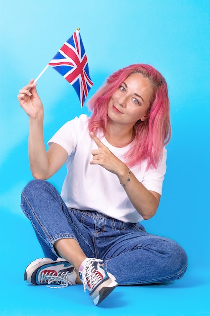 Mädchen zeigt auf die Flagge von Großbritannien