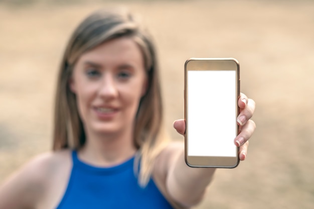 Mädchen zeigt eine leere Smartphone-Display