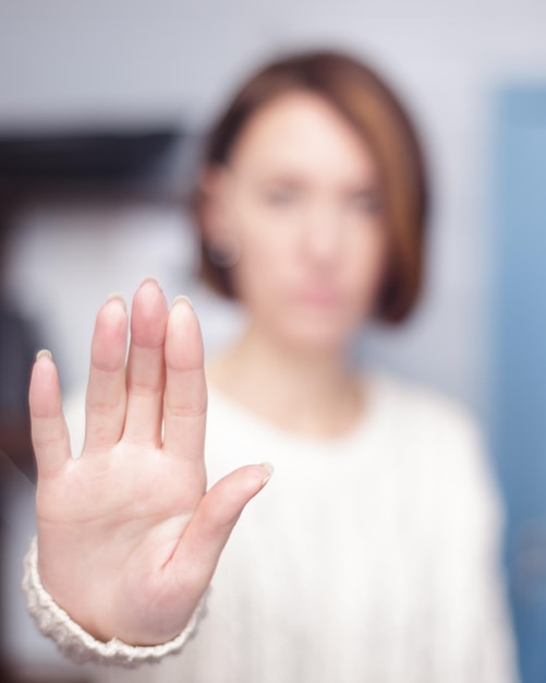 Mädchen zeigt Stoppschild Hand Blockieren und verweigern Aktionen