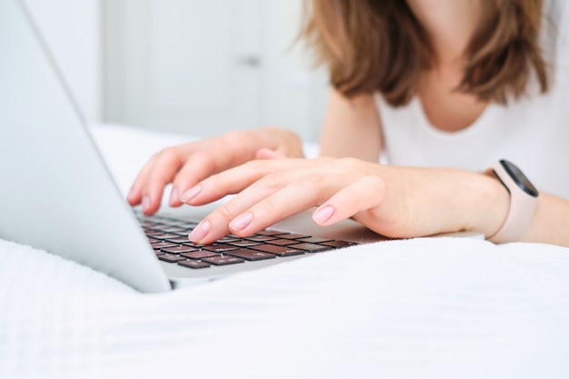 Mädchen zu Hause, das Benachrichtigung und E-Mail im Laptop betrachtet