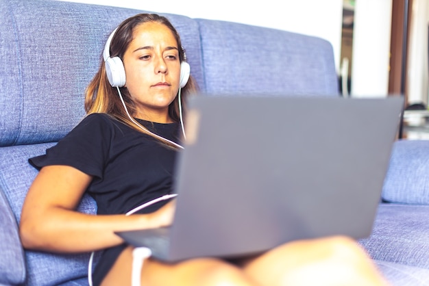 Mädchen zu Hause mit einem Computer im Reisebus