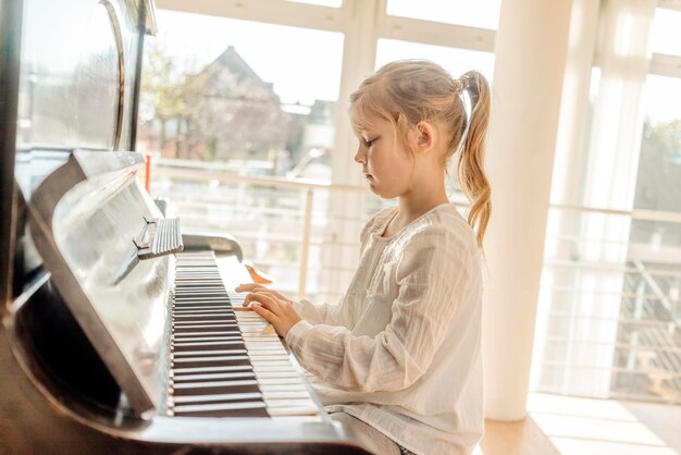 Mädchen zu Hause spielt Klavier